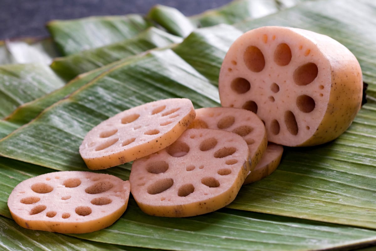 Some pieces of lotus roots lie on the leaves | Hurry The Food Up